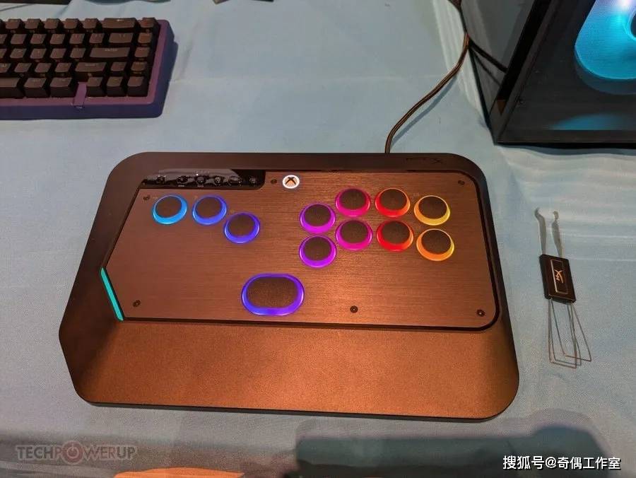 电脑塞进键盘！惠普CES大招：AI PC新形态HyperX与OMEN合并(图1)